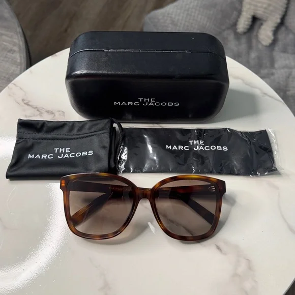 Marc Jacobs Sunglasses with Tortoiseshell Frames - Picture 1 of 4
